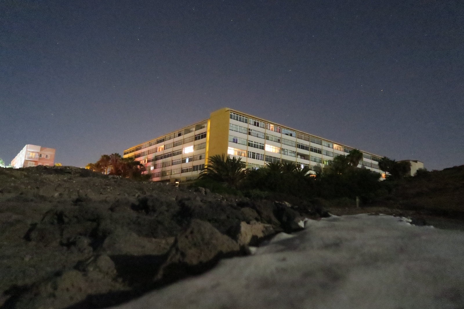 Chasna C bei Nacht (Strandseite)